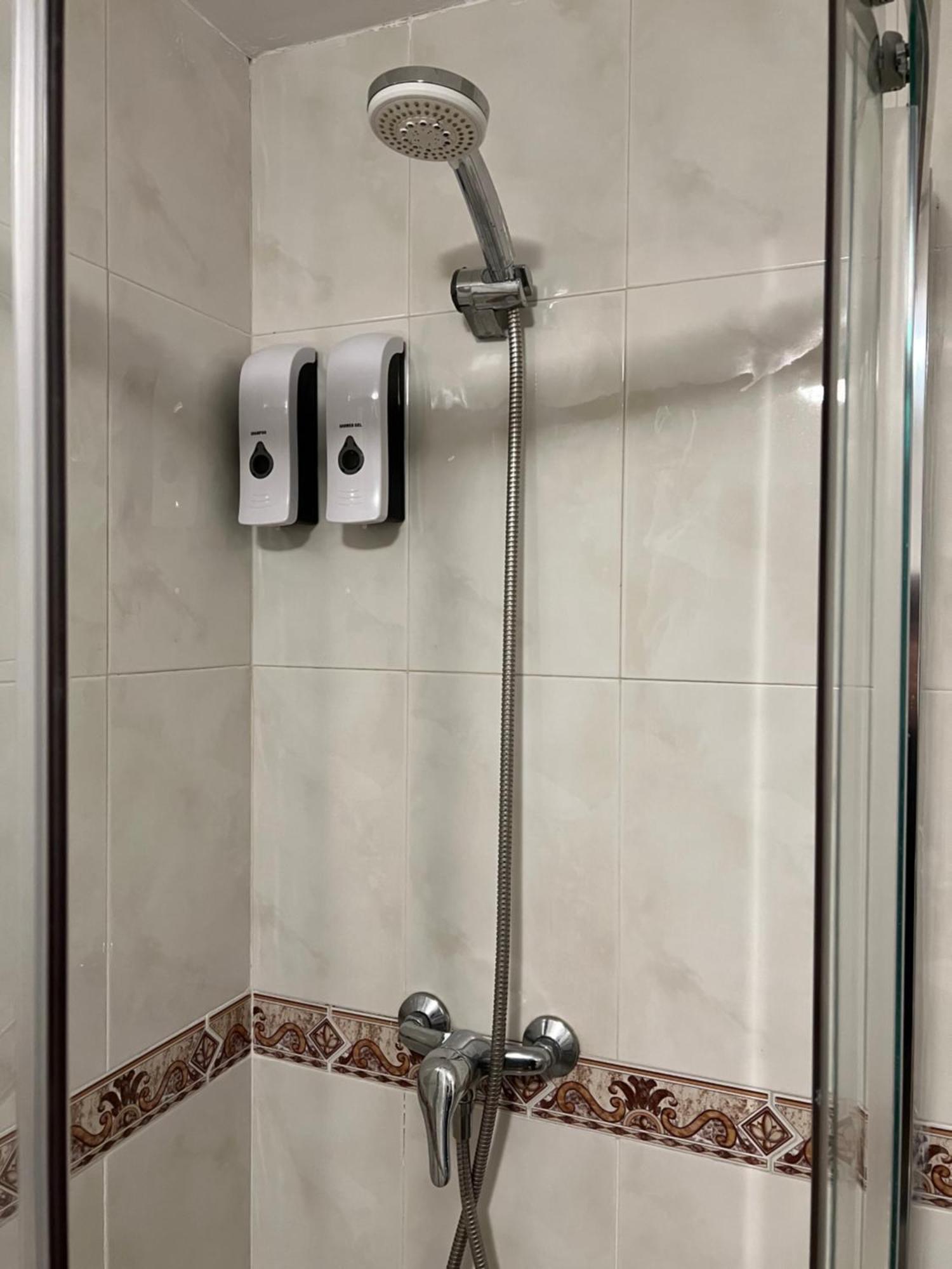 A 5 Minutos De Ifema Y 10 Del Aeropuerto, Y Bano Privado Con Entrada Independiente Maison d'hôtes Madrid